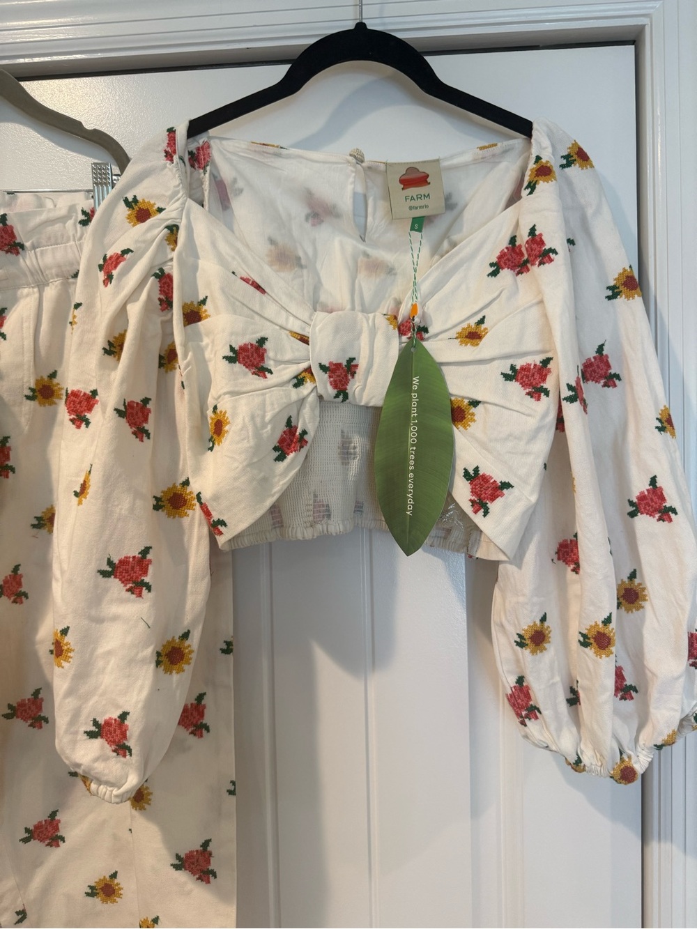 FARM Rio Embroidered Flowers Crop Top & Pants Set - Picture 3 of 12